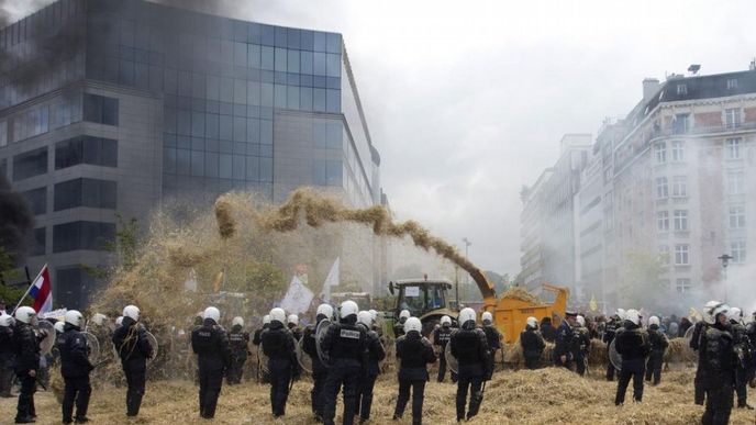 zemědělci-mlékaři protestují v Bruselu