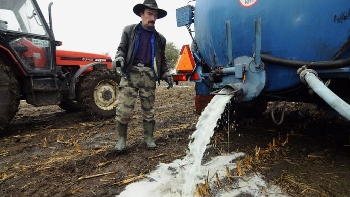 Zemědělci v EU opakovaně protestovali proti nízkým cenám mléka tím, že ho vylili - na pole nebo třeba do kanálu. EU ho proto vykupuje, aby jeho cena byla vyšší