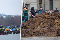 ONLINE: Zemědělci před Strakovkou vysypali kopu hnoje a bouřili. Traktory obsadily Letnou