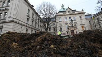 Protestující zemědělci vysypali před úřadem vlády hnůj. Policie pachatele zadržela