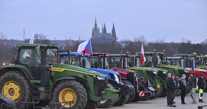 ONLINE: Traktory obsazují Letnou! Před Strakovku vysypali protestující zemědělci hnůj