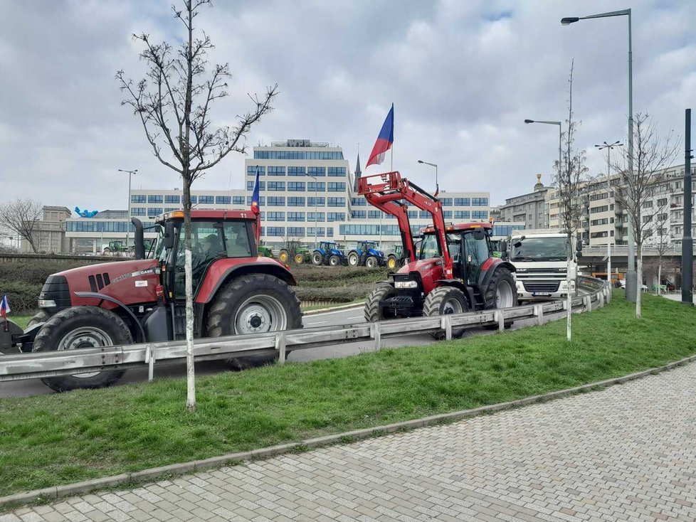 Protest zemědělců v Praze u stanice metra Vltavská. (7. 3. 2024)