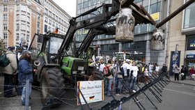 Protesty zemědělců v Bruselu kvůli situaci na trhu s mlékem během jednání ministrů zemědělství EU