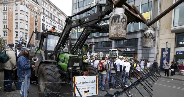 Evropská komise mléčnou krizi neřeší. Vykupujte přebytky, vzkazuje Jurečka