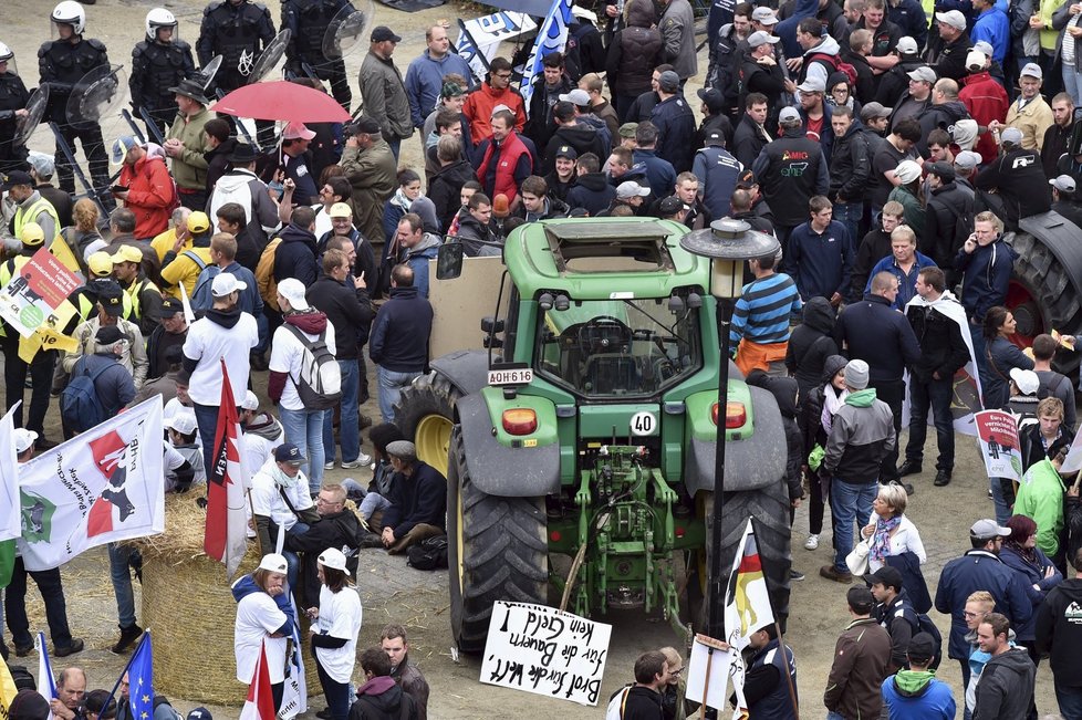 Protesty zemědělců v Bruselu kvůli situaci na trhu s mlékem během jednání ministrů zemědělství EU