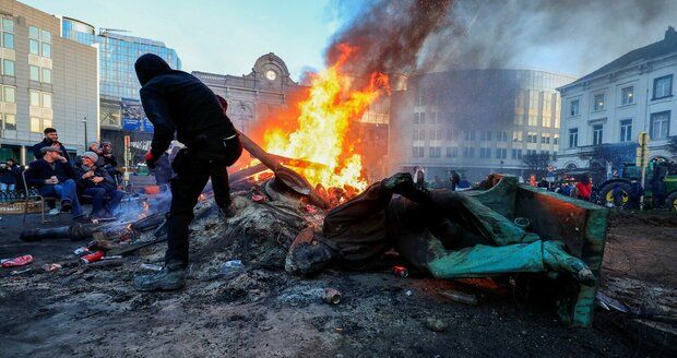 Peklo v Bruselu! Naštvaní zemědělci před sídlem EU zapalovali ohně a střetli se s policií