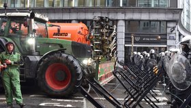 Farmáři stávkují v centru Bruselu před schůzkou ministrů zemědělství zemí EU (26.2.2024).