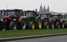 Traktory najely do Prahy: Naštvaní zemědělci dovezli do centra hnůj
