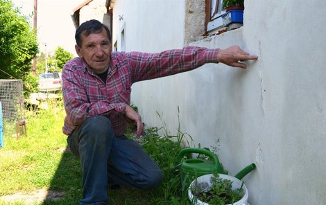Eduard Petrides ukazuje na domě praskliny způsobené zemětřesením.
