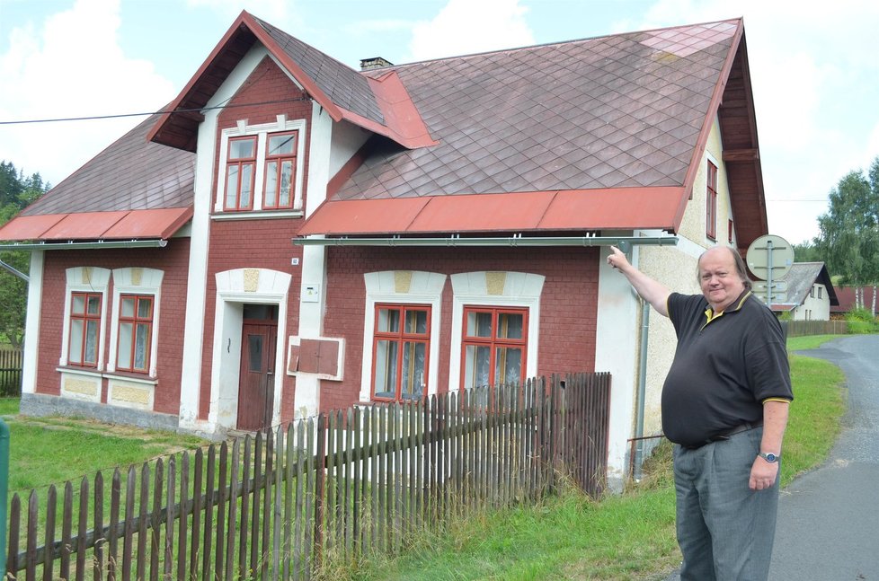 Pan Jiří Riegel (58) ukazuje na komín, který mu zemětřesení poničilo.