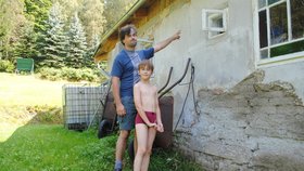 Pavel Reichard (40) z Kraslic ukázal Blesku prasklinu na domě, které způsobilo zemětřesení v roce 1985.