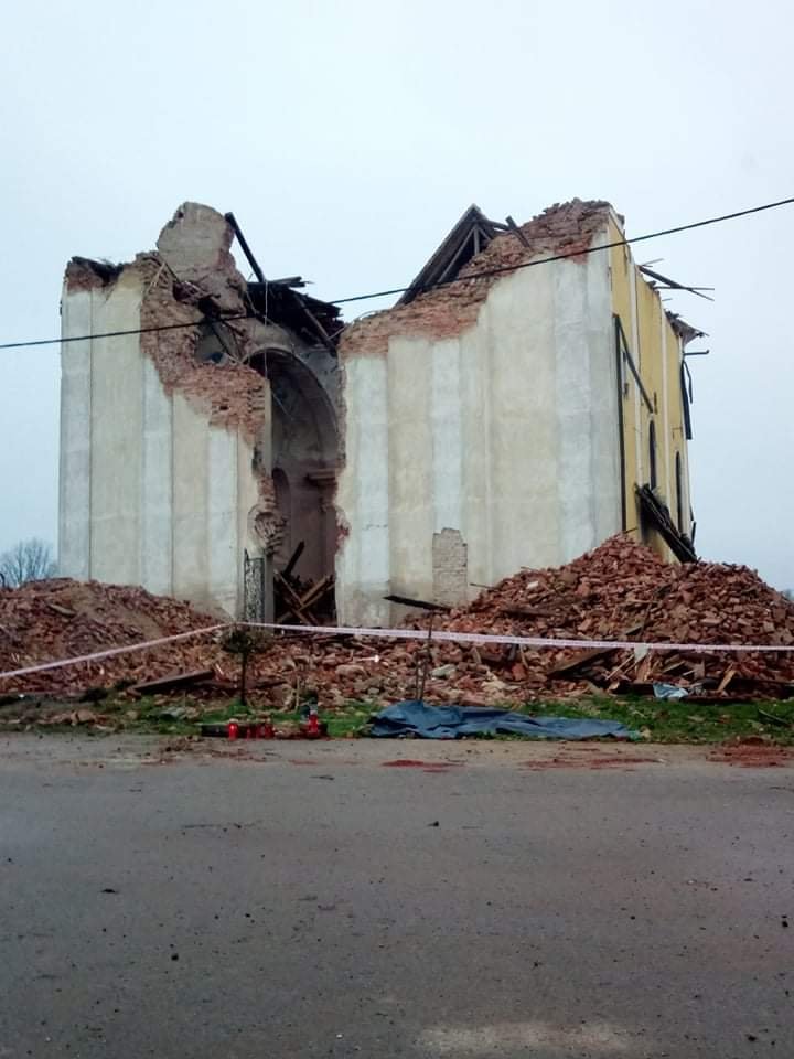 Kostel u Žažiny zničený zemětřesením.