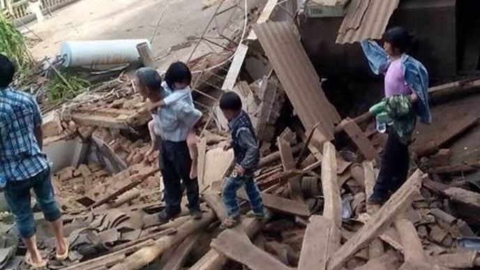 Zemětřesení v Číně si vyžádalo několik desítek obětí.