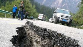 Úterní silné zemětřesení na jihozápadě Číny si vyžádalo nejméně 19 mrtvých a 247 zraněných.
