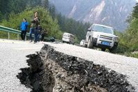Zemětřesení v Číně: 19 obětí, 247 zraněných a otřesy dál pokračují