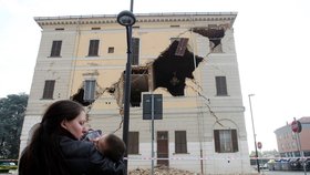 Při zemětřesení v Itálii padaly domy