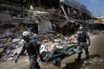 Počet mrtvých v Ekvádoru stále roste. Záchranáři používají i vojenskou techniku.
