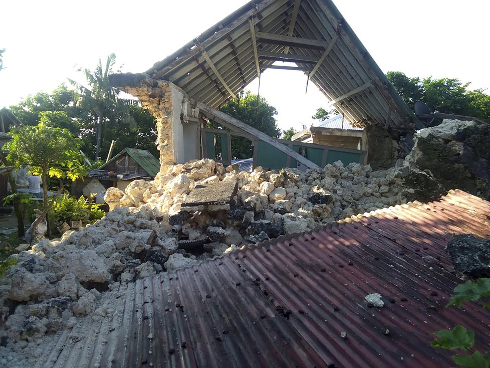 Ve městě Itbayat se zřítila věž slavného kostela z 19. století (27.7.2019)