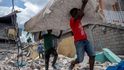 Obětí zemětřesení na Haiti dramaticky přibývá.