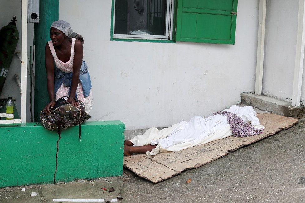 Obětí zemětřesení na Haiti dramaticky přibývá.