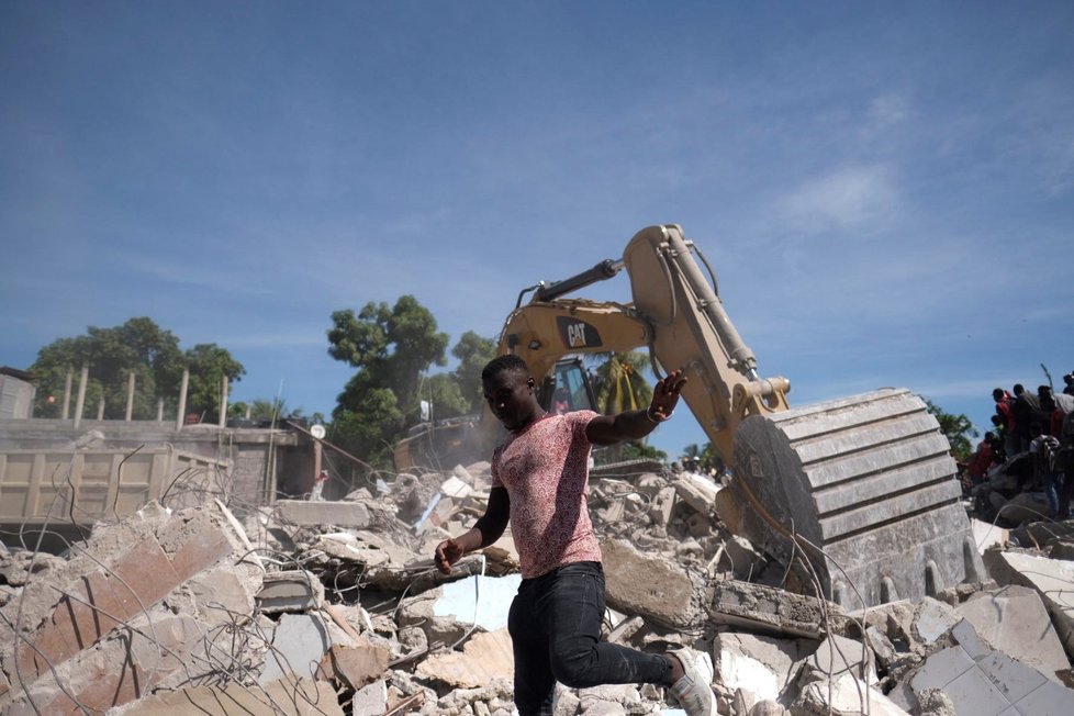 Obětí zemětřesení na Haiti dramaticky přibývá.