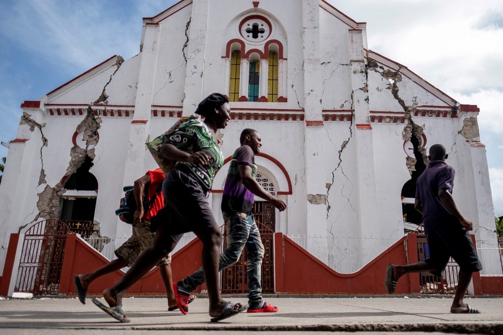 Haiti se vzpamatovává z ničivého zemětřesení.