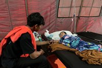 Po ničivém zemětřesení v Indonésii vytáhli z trosek chlapce (5). Katastrofa si vyžádala 271 obětí