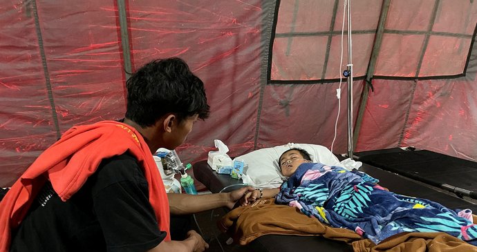 Po ničivém zemětřesení v Indonésii vytáhli z trosek chlapce (5). Katastrofa si vyžádala 268 obětí
