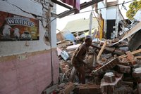 Zemětřesení v Indonésii zabilo 130 lidí. Naděje na záchranu živých z trosek slábne