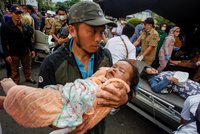 Ničivé zemětřesení v Indonésii: 162 mrtvých a stovky zraněných. V troskách je i spousta dětí