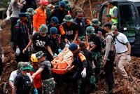 Ničivé zemětřesení v Indonésii: 252 mrtvých, v troskách je i spousta dětí