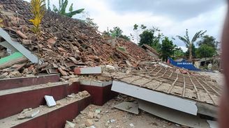 Zemětřesení v Indonésii si vyžádalo přes 160 obětí. Zraněných jsou stovky