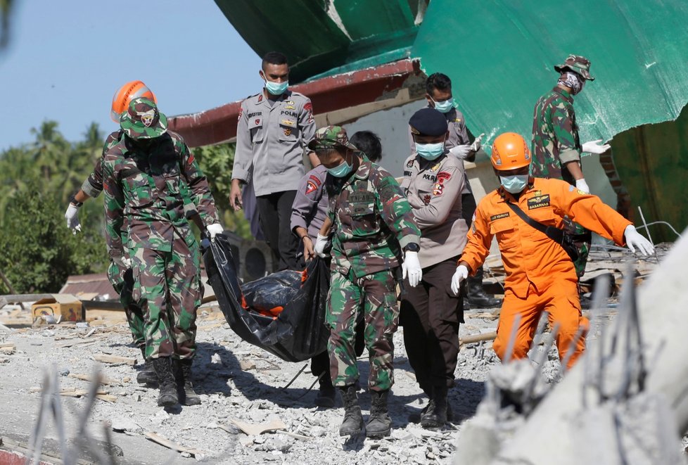 Zemětřesení v Indonésii si vyžádalo stovku mrtvých, počet nemusí být konečný.