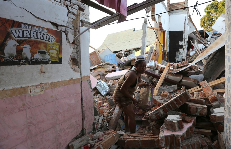 Zemětřesení v Indonésii dosáhlo síly až 6,9 stupně. Počet obětí se během týdne vyšplhal na 436.