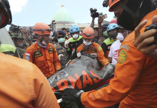 Zemětřesení v Indonésii dosáhlo síly až 6,9 stupně. Počet obětí se během týdne vyšplhal na 436.