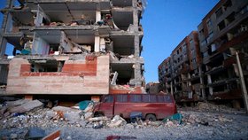 Silní zemětřesní v Íránu a Iráku si vyžádalo více než 200 obětí. Po otřesech zůstaly z domů jen trosky, lidé vybíhali na ulici