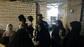 Silní zemětřesní v Íránu a Iráku si vyžádalo více než 130 obětí. Po otřesech zůstaly z domů jen trosky, lidé vybíhali na ulici