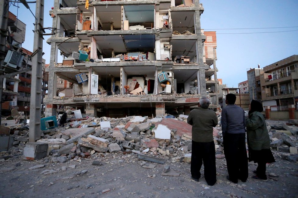 Silné zemětřesení v Íránu a Iráku si vyžádalo více než 130 obětí. Po otřesech zůstaly z domů jen trosky, lidé vybíhali na ulici.