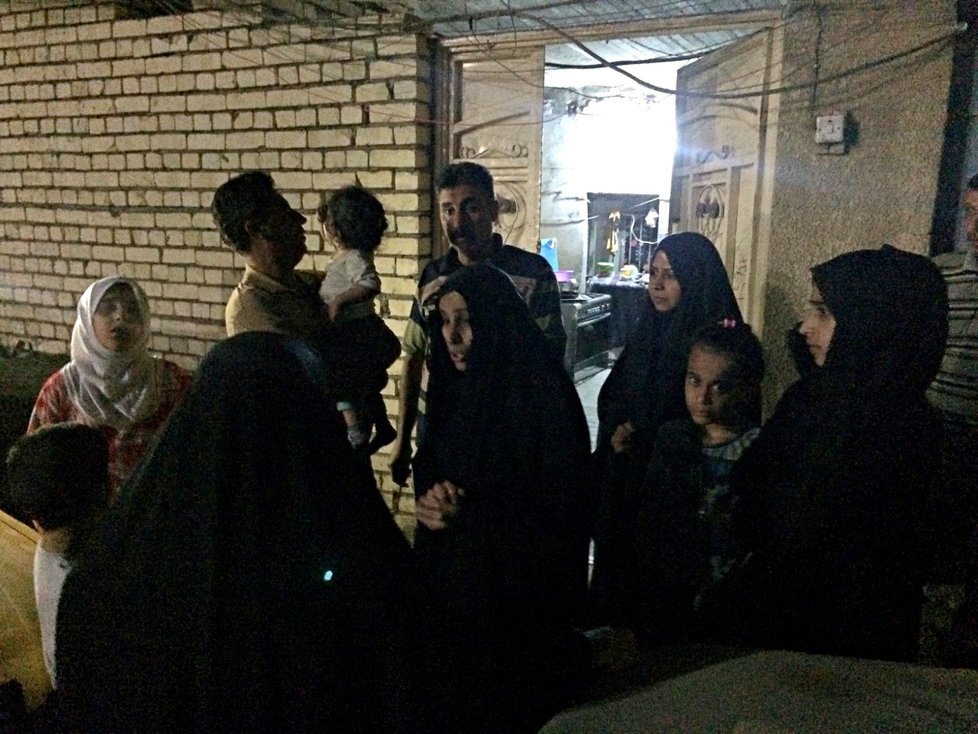 Silné zemětřesení v Íránu a Iráku si vyžádalo více než 130 obětí. Po otřesech zůstaly z domů jen trosky, lidé vybíhali na ulici