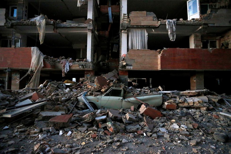 Silné zemětřesní v Íránu a Iráku si vyžádalo více než 200 obětí. Po otřesech zůstaly z domů jen trosky, lidé vybíhali na ulici