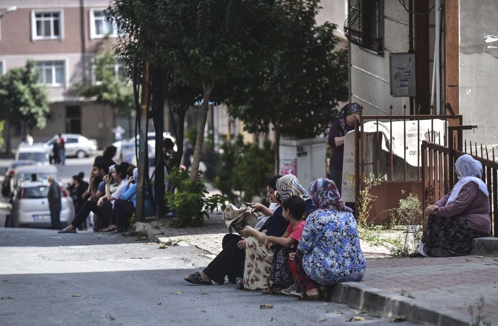 Zemětřesení v Istanbulu vzbudilo paniku, otřesy způsobily kolaps minaretů.