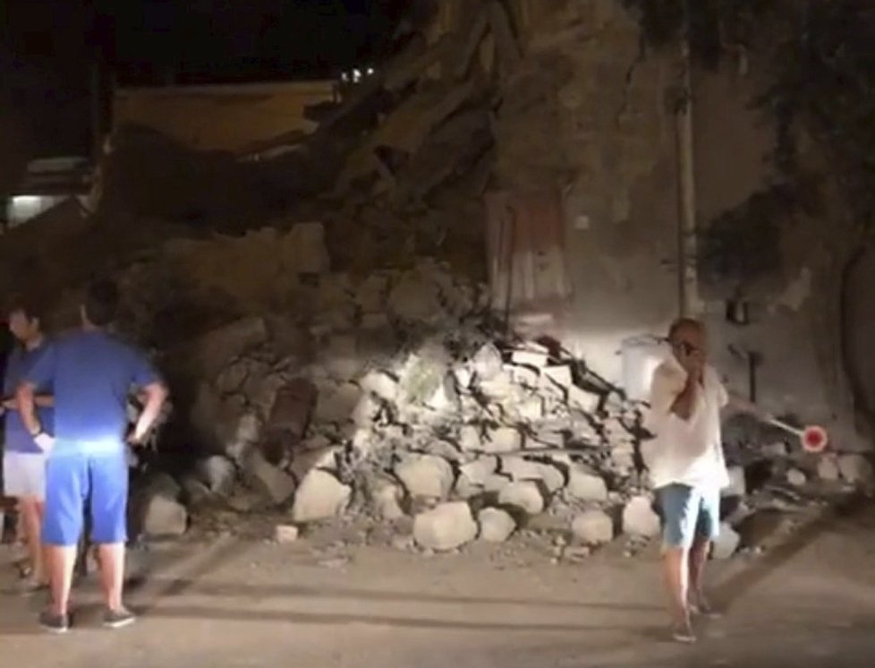 Zemětřesení na ostrově Ischia poničilo mnoho budov a neobešlo se bez obětí.
