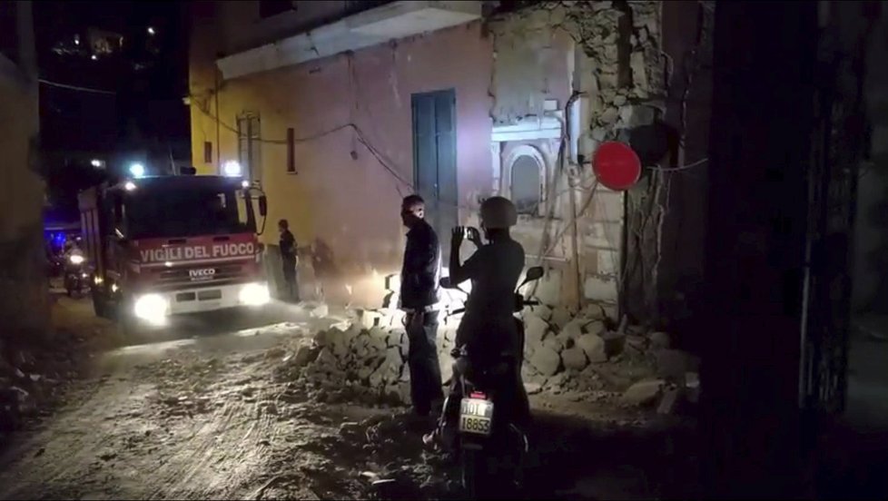 Zemětřesení na ostrově Ischia poničilo mnoho budov a neobešlo se bez obětí.