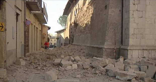 15 tisíc Italů skončilo bez střechy nad hlavou. Po zemětřesení nemají kam jít