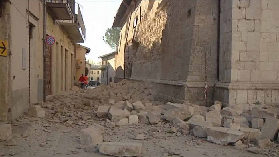 Následky zemětřesení v Itálii. Lidé se srocují i na náměstích před svými zbořenými domy.