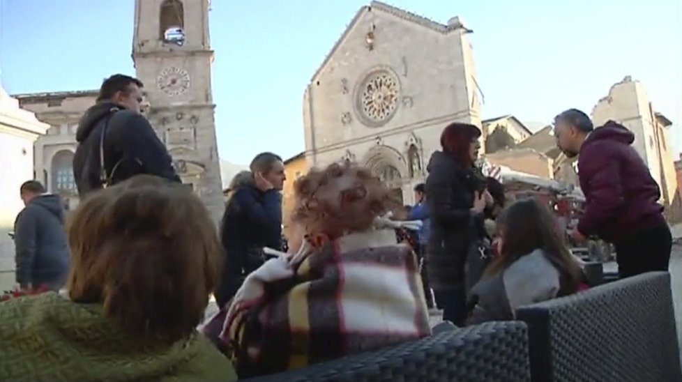 Následky zemětřesení v Itálii. Lidé se srocují i na náměstích před svými zbořenými domy.