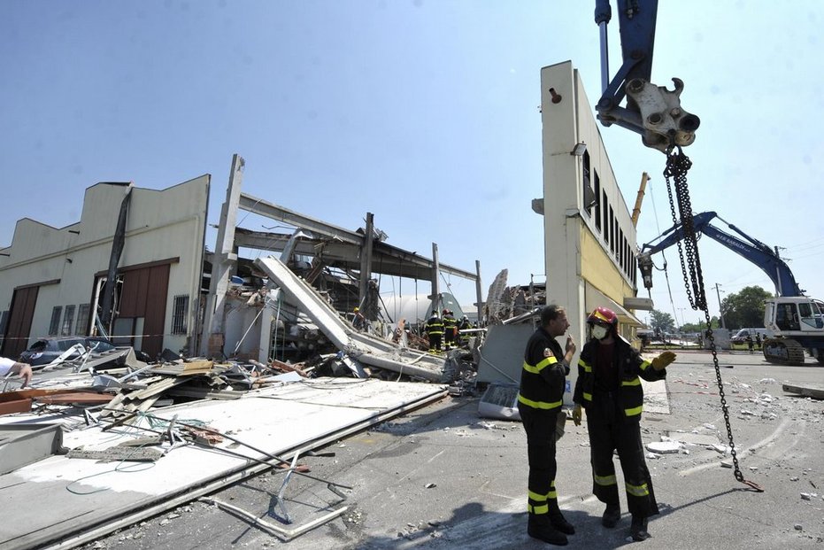 V Mirandole, kde bylo vážně poškozeno několik kostelů včetně místní katedrály, zavalily podle zpravodajské televize Rai News24 trosky skladu čtyři dělníky. Na místě zasahují záchranáři.