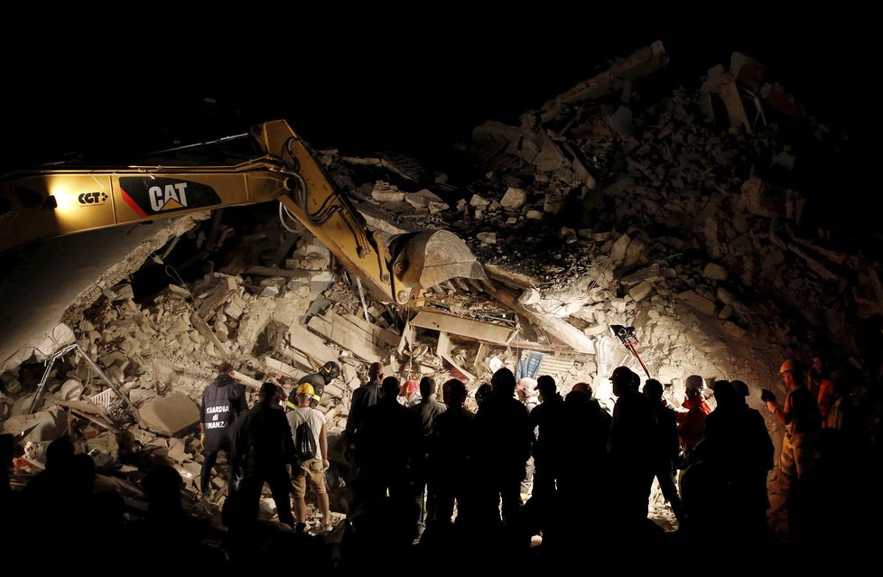 Střední Itálii zasáhlo silné zemětřesení. Přeživší hledali i přes noc.
