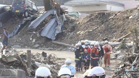 Přesun raněných z evakuačního centra v Minamisanriku do nemocnice.