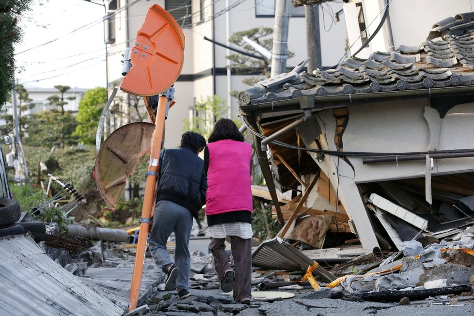 Japonskem otřáslo druhé silné zemětřesení. Zemřely desítky lidí.